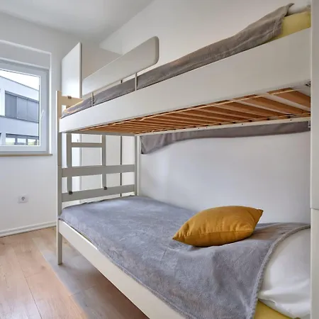 Lori Apartman *
